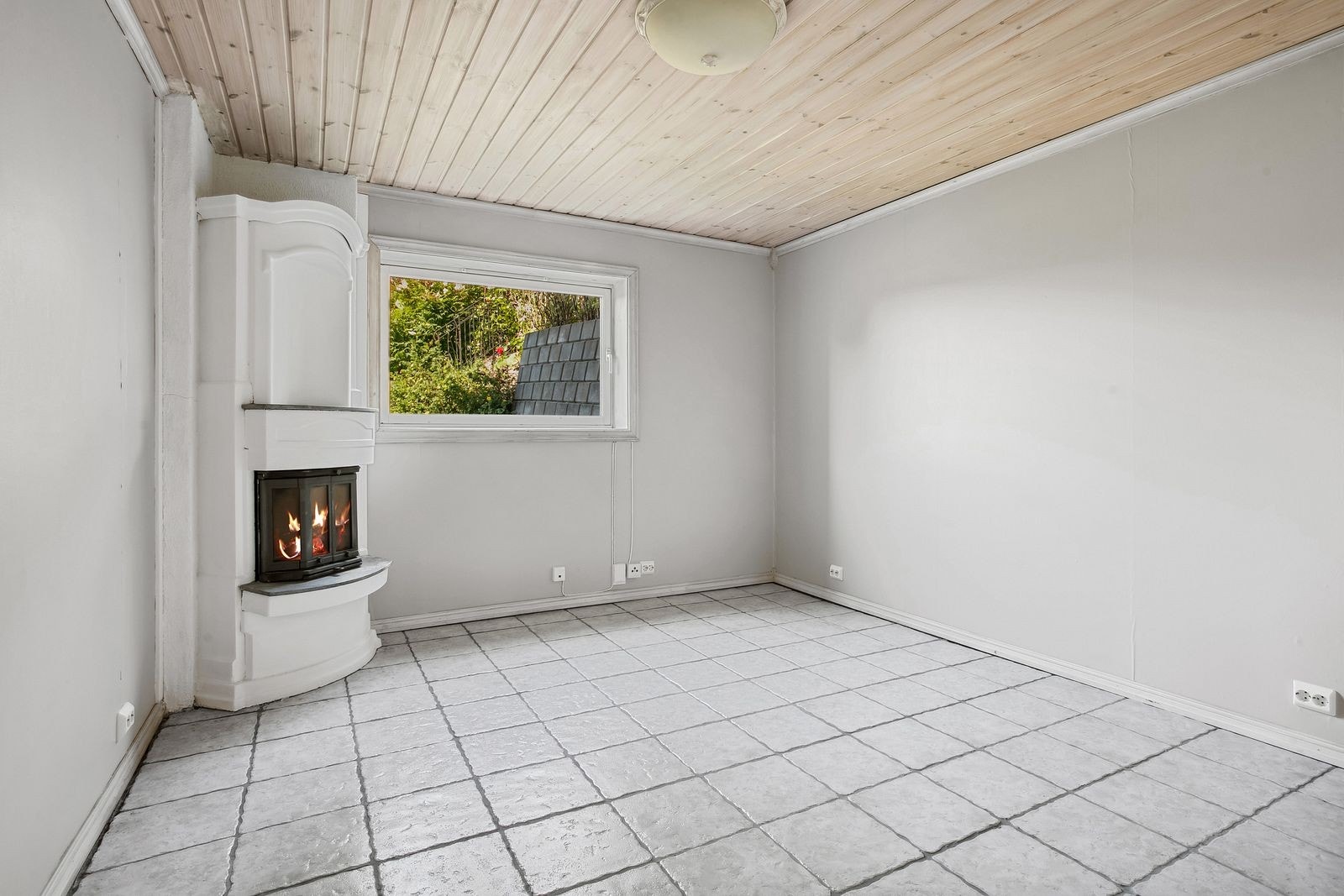 Hovedsoverom med plass til dobbeltseng og oppbevaring. Peis varmer godt på kaldere dager. Galleribilde