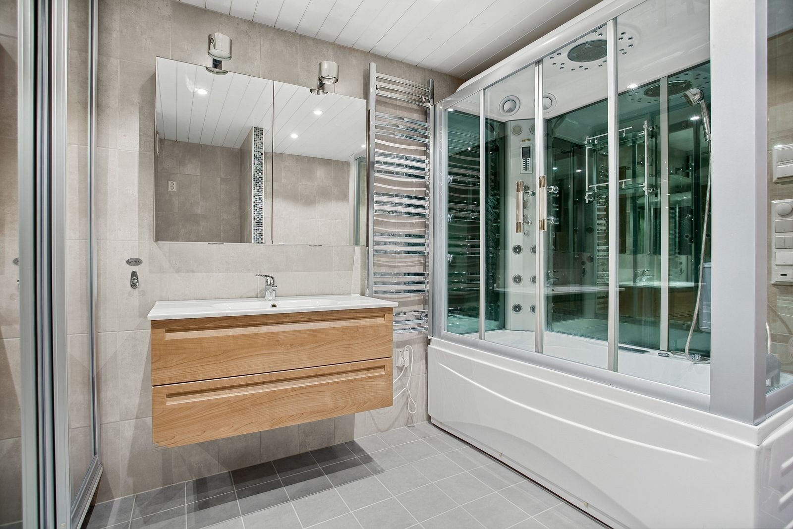 Flislagt baderom med alle nødvendige fasiliteter. Galleribilde