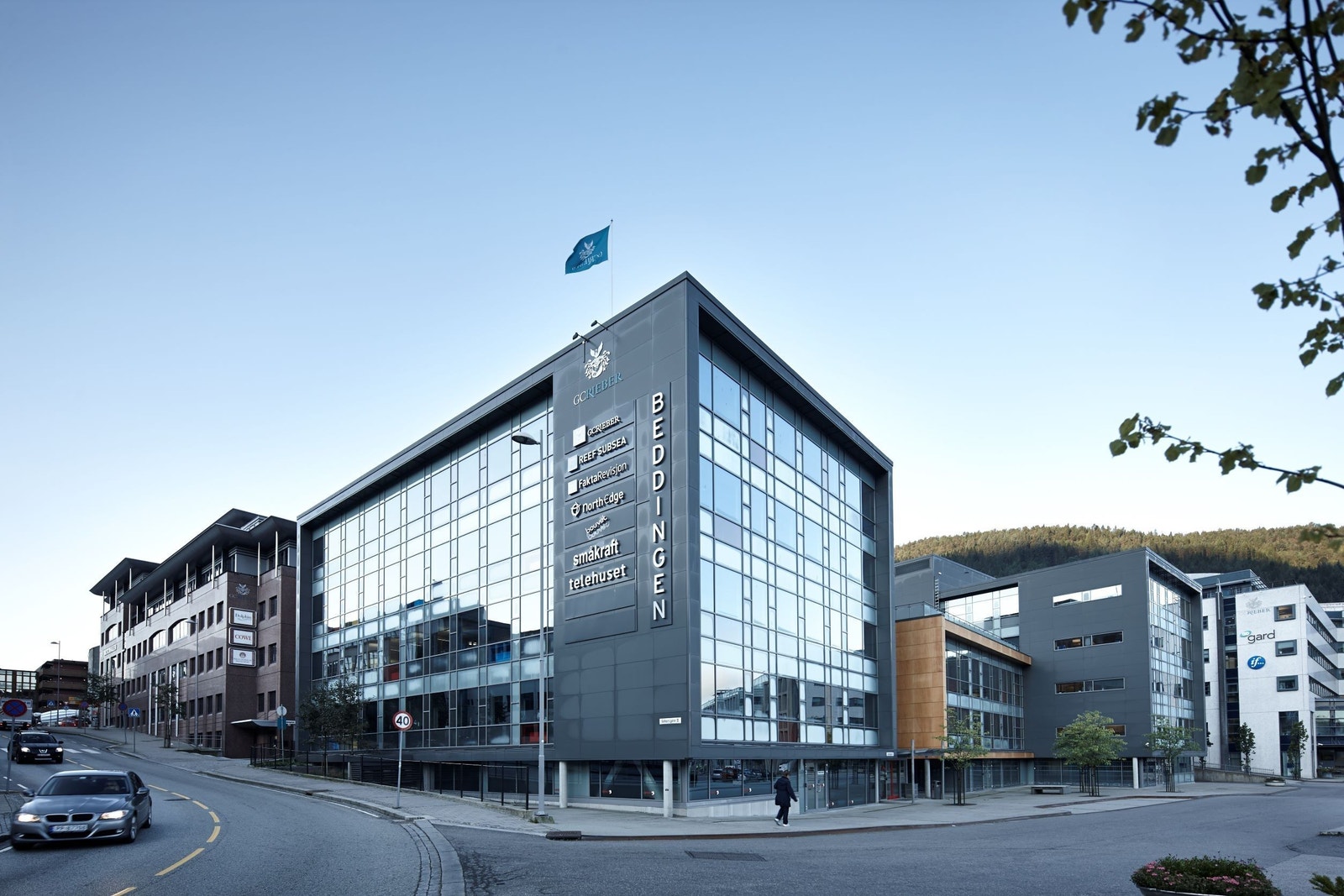 Beddingen - pent beliggende i inngangsporten til Solheimsviken Galleribilde