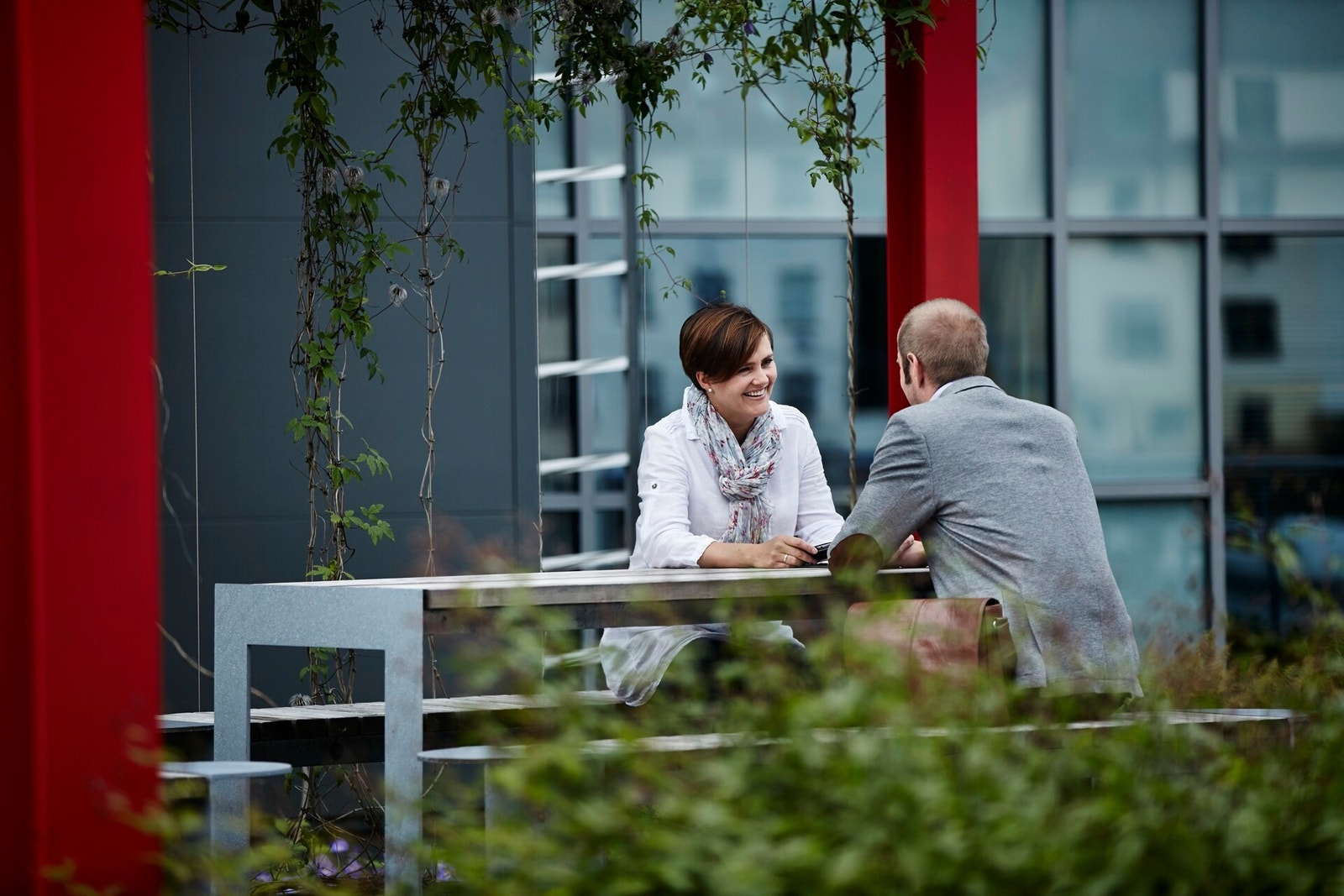 Lunsj eller kaffepause kan nytes på byggets takterrasse på varmere dager Galleribilde