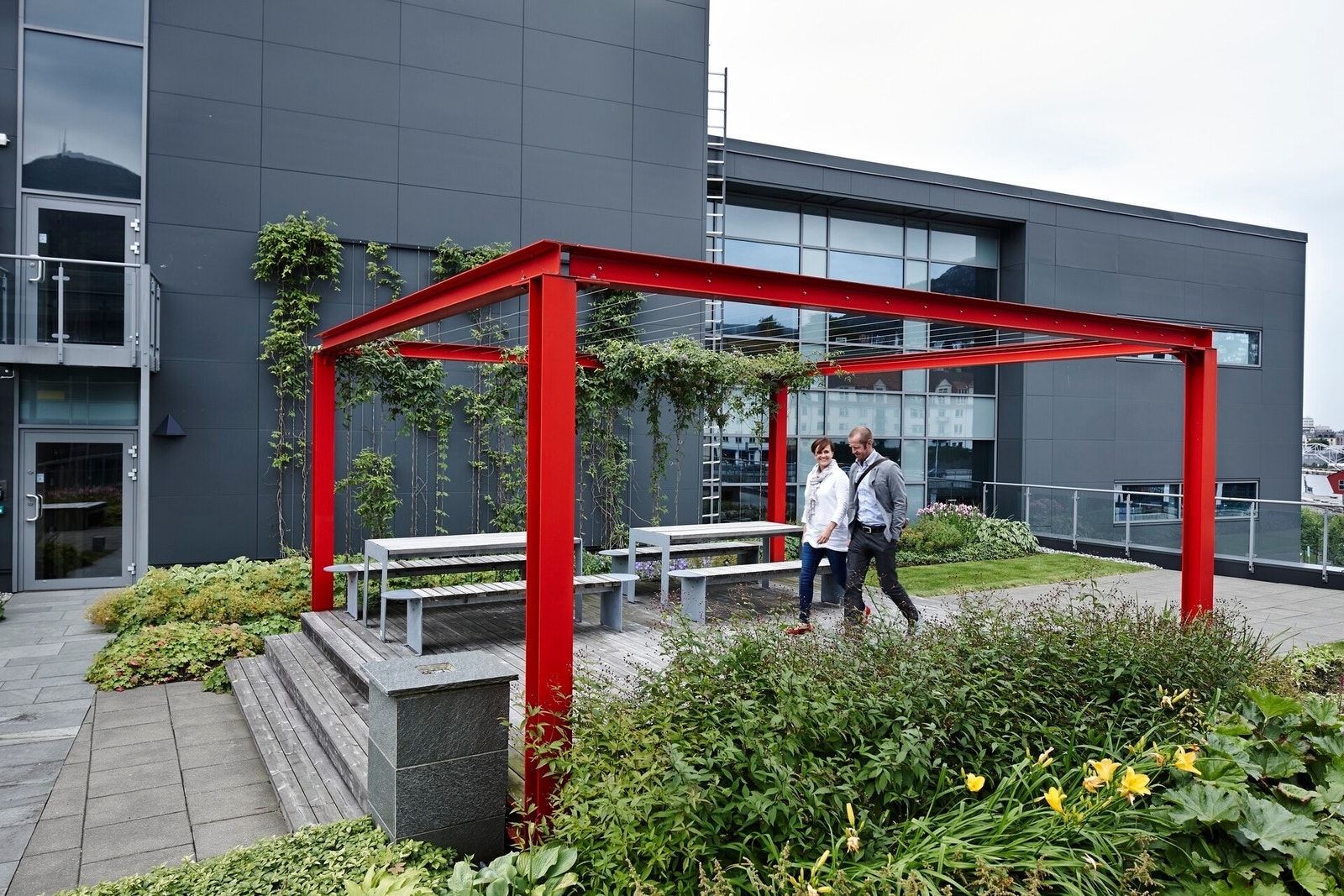 Lunsj eller kaffepause kan nytes på byggets takterrasse på varmere dager Galleribilde