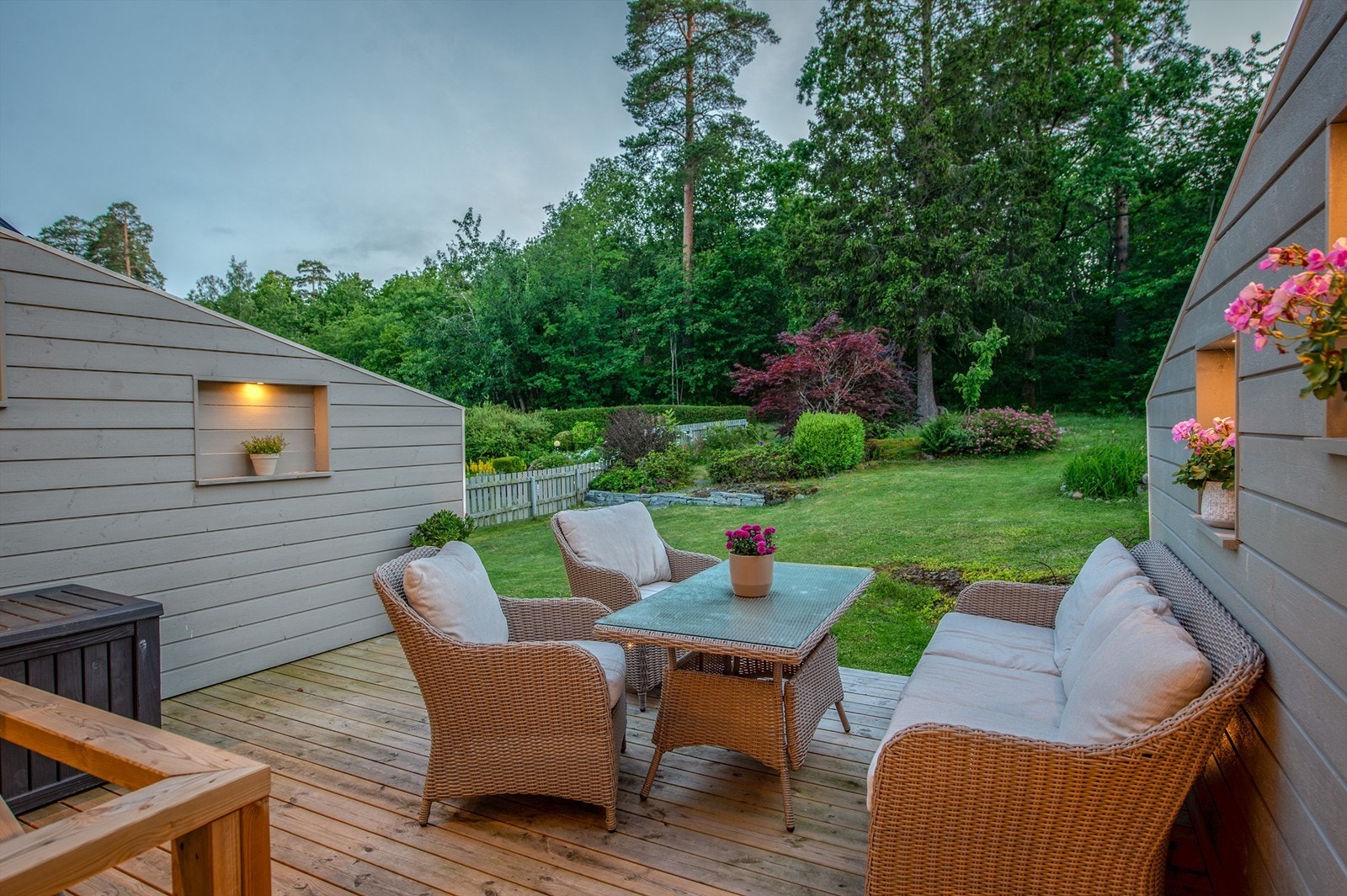 På terrassen sitter du helt usjenert, med følge av et fint utsyn over hagen til skogholtet ovenfor. Galleribilde