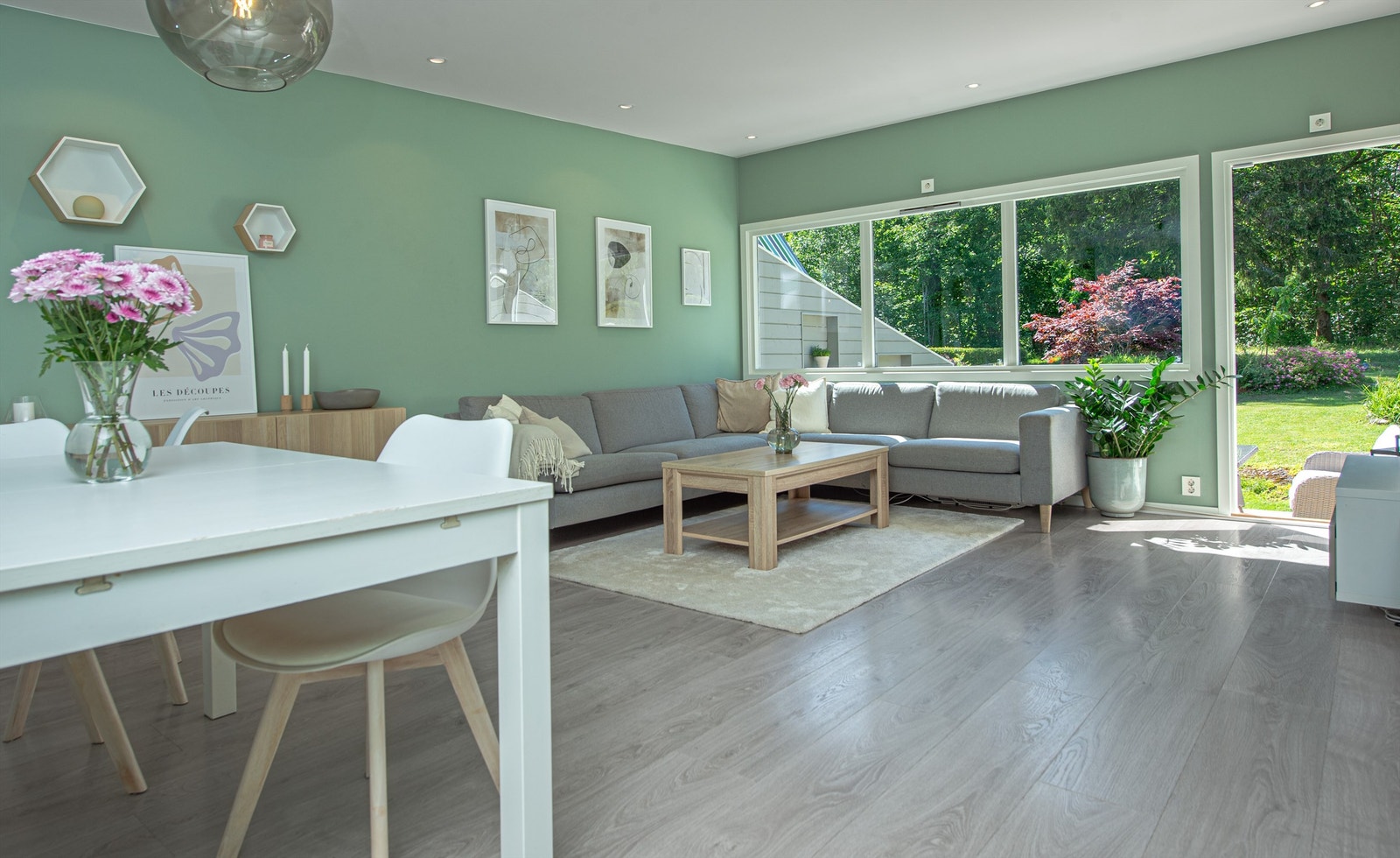 Hagen og skogkanten ovenfor utgjør et naturskjønt bakteppe til stuen. Galleribilde