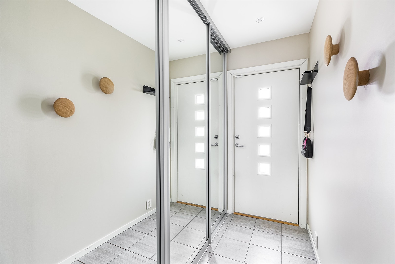 Skyvedørsgarderobe på over to meter oppbevarer ytterklærne lett tilgjengelig i entreen. Galleribilde