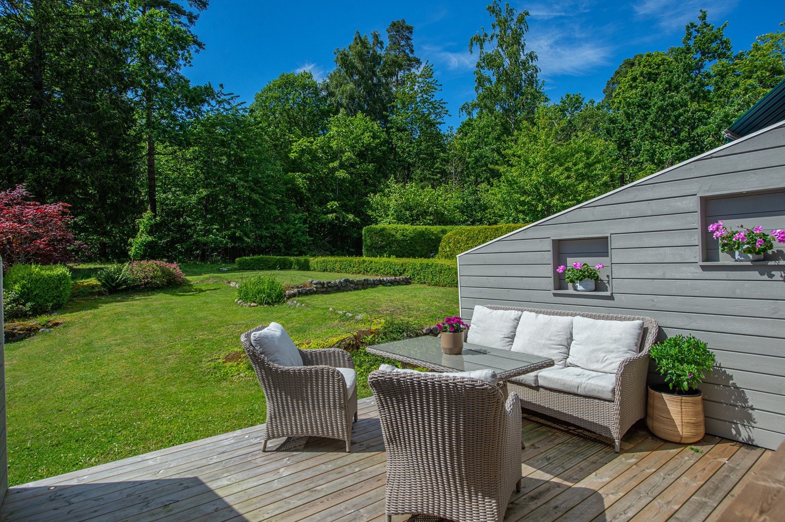 Grønne og frodige omgivelser underbygger en tilbaketrukken atmosfære. Galleribilde