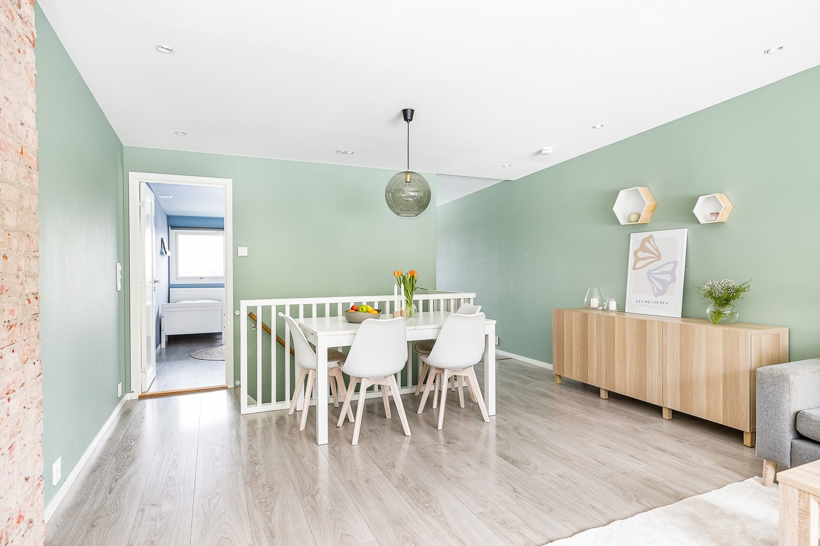 Gulvene er utført med én-stavs laminat eller fliser. Galleribilde