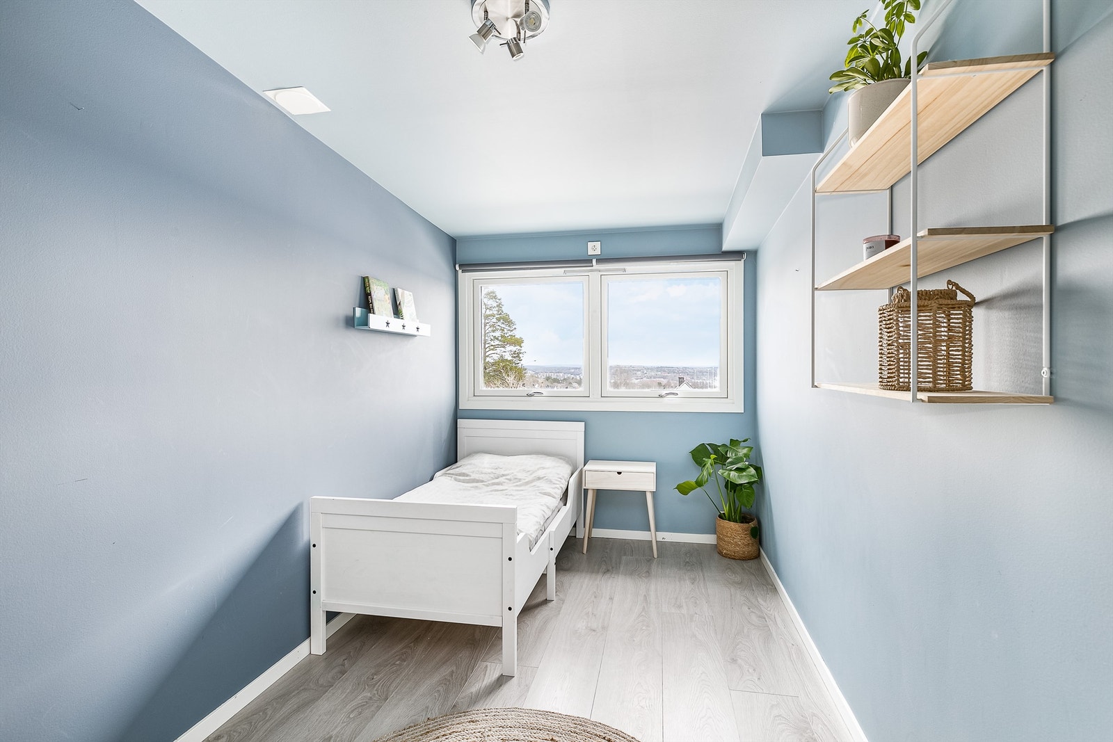 Boligens tre soverom er alle av gode størrelser. Dette har ca. 9 kvm. gulvflate og er etablert i det opprinnelige kjøkkenet. Galleribilde