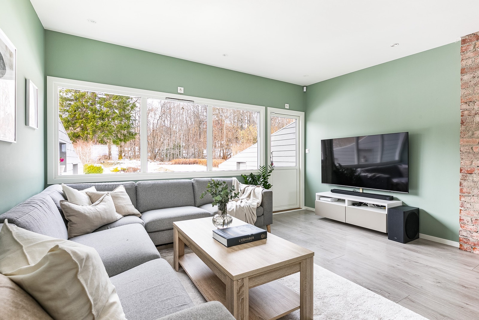 Alle rom ble i 2016 pusset opp med nye overflater; veggene med glatte flater og listefri overgang mot himlingene. Galleribilde