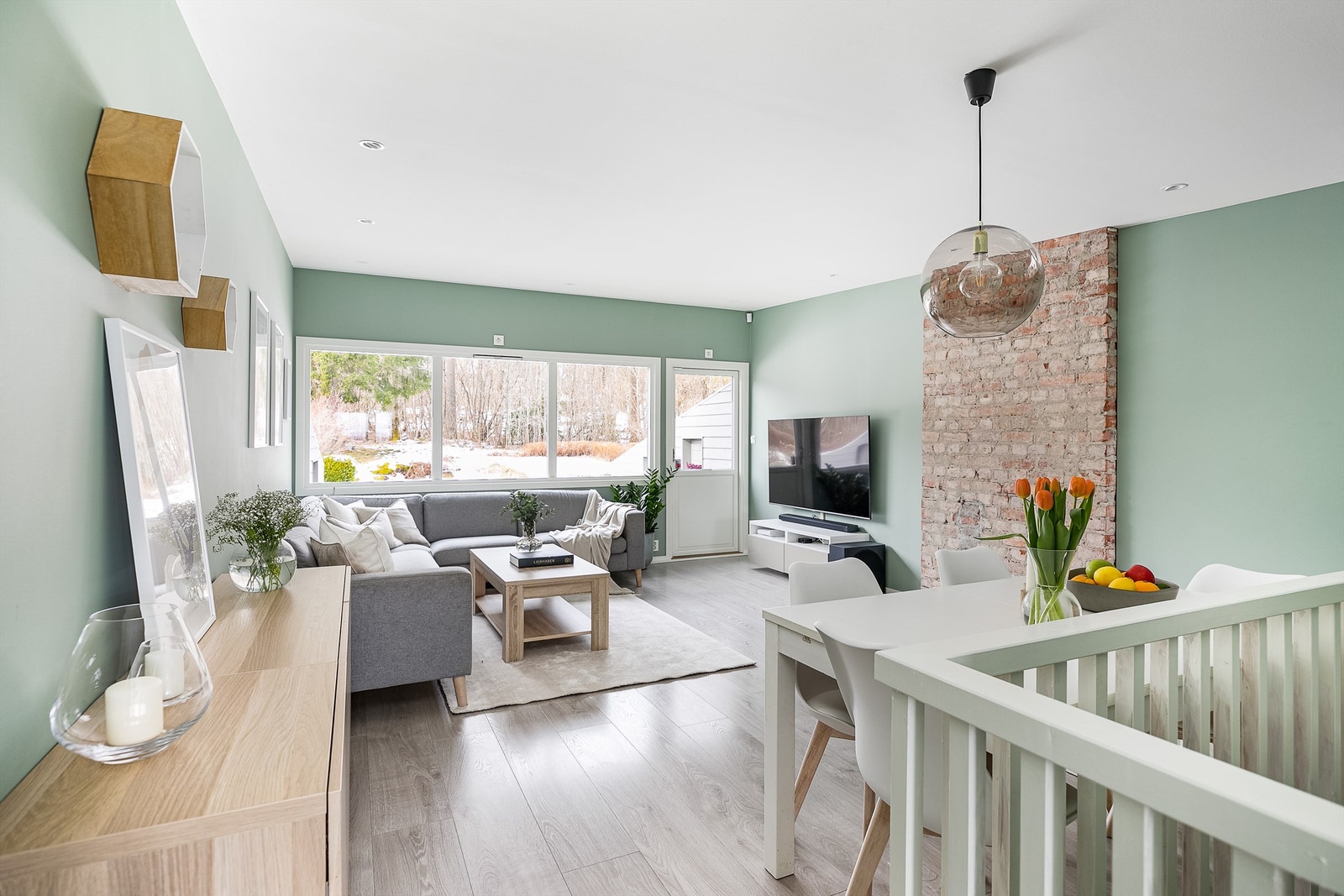 Innfelte spotter besørger jevn og dekorativ belysning til stuen. Galleribilde