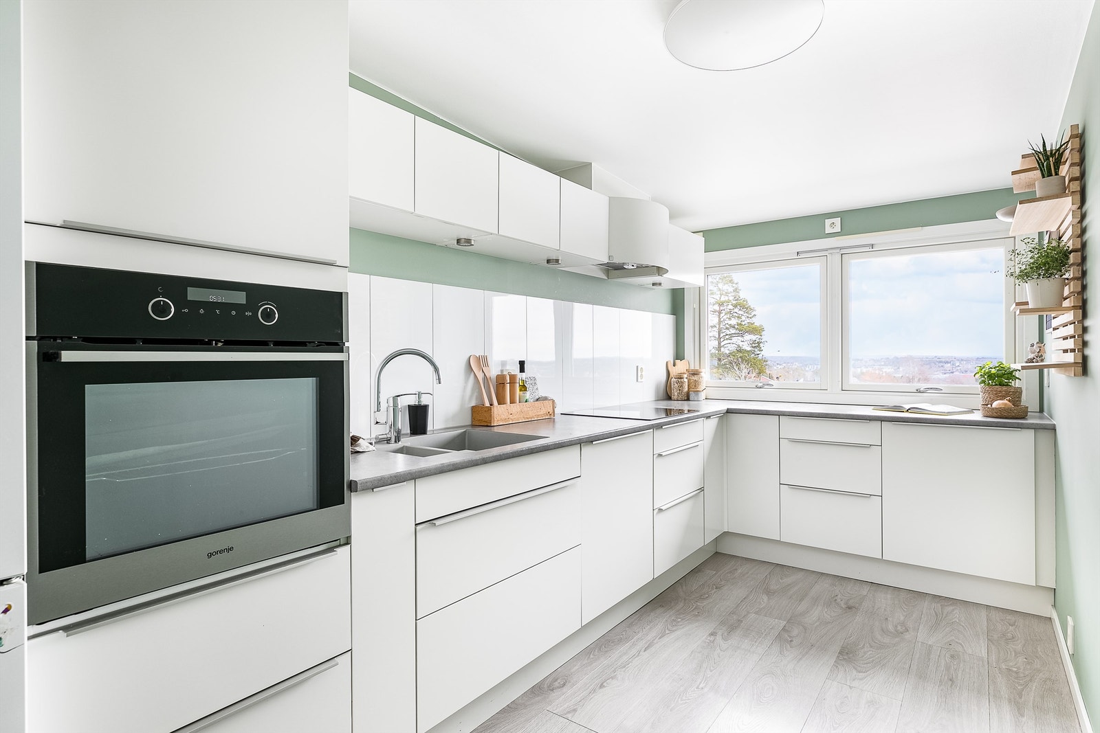 Nytt kjøkken ble i 2016 etablert i etasjens opprinnelige soverom. Innredningen er fra HTH og velholdt. Galleribilde