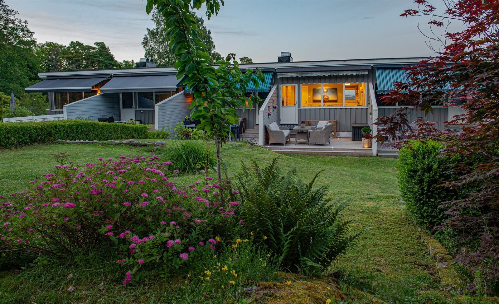 Boligens disponerer hageparsell på fellesarealet rett foran terrassen. Galleribilde