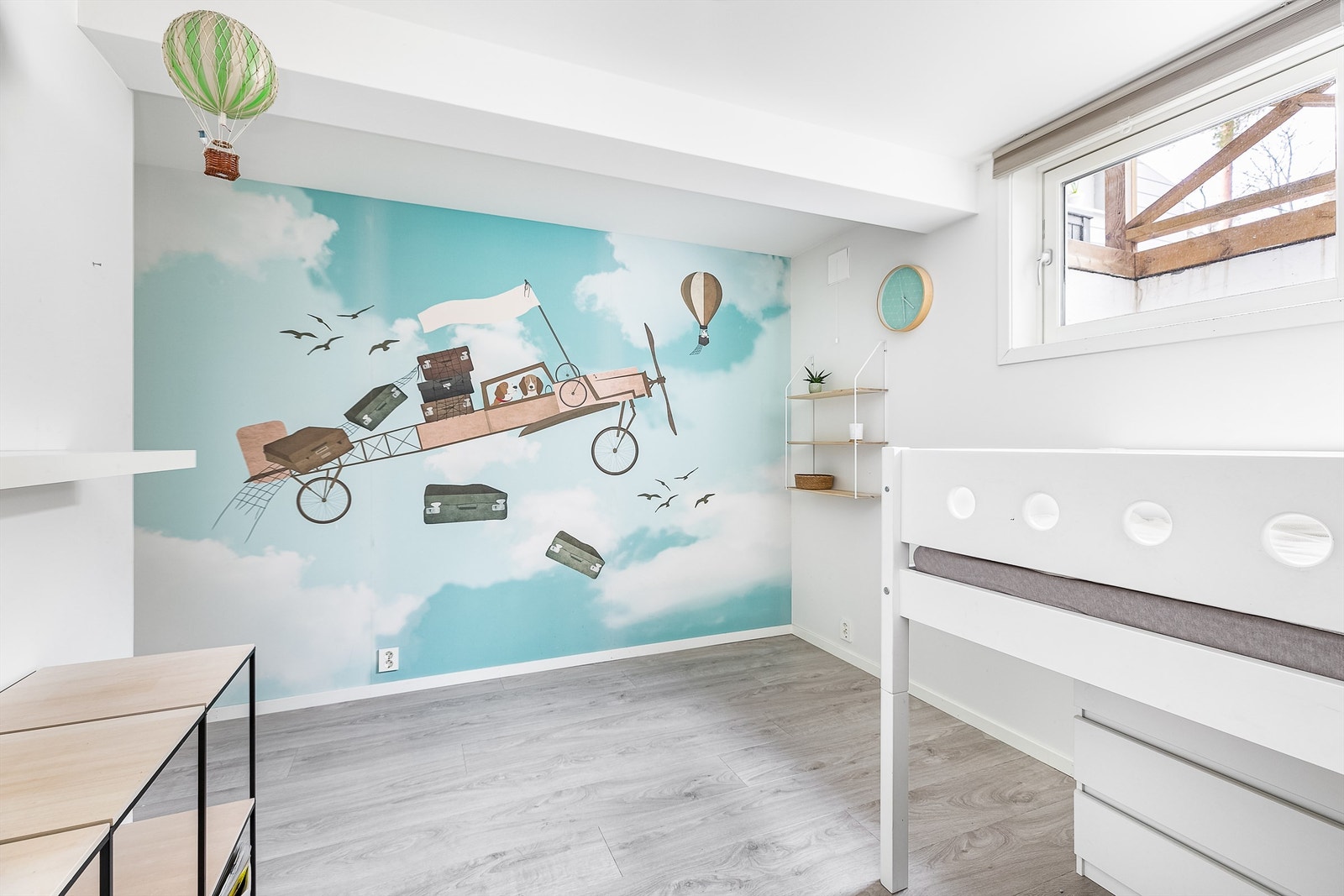 Det store arealet gjør soverommet ypperlig som barne-/ungdomsrom, alternativt en kjellerstue. Galleribilde