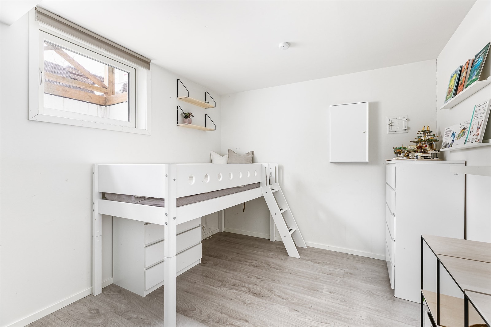 Dette store soverommet på ca. 12 kvm. ble etablert samtidig med oppussing av boligen og er godkjent bruksendret av kommunen. Galleribilde