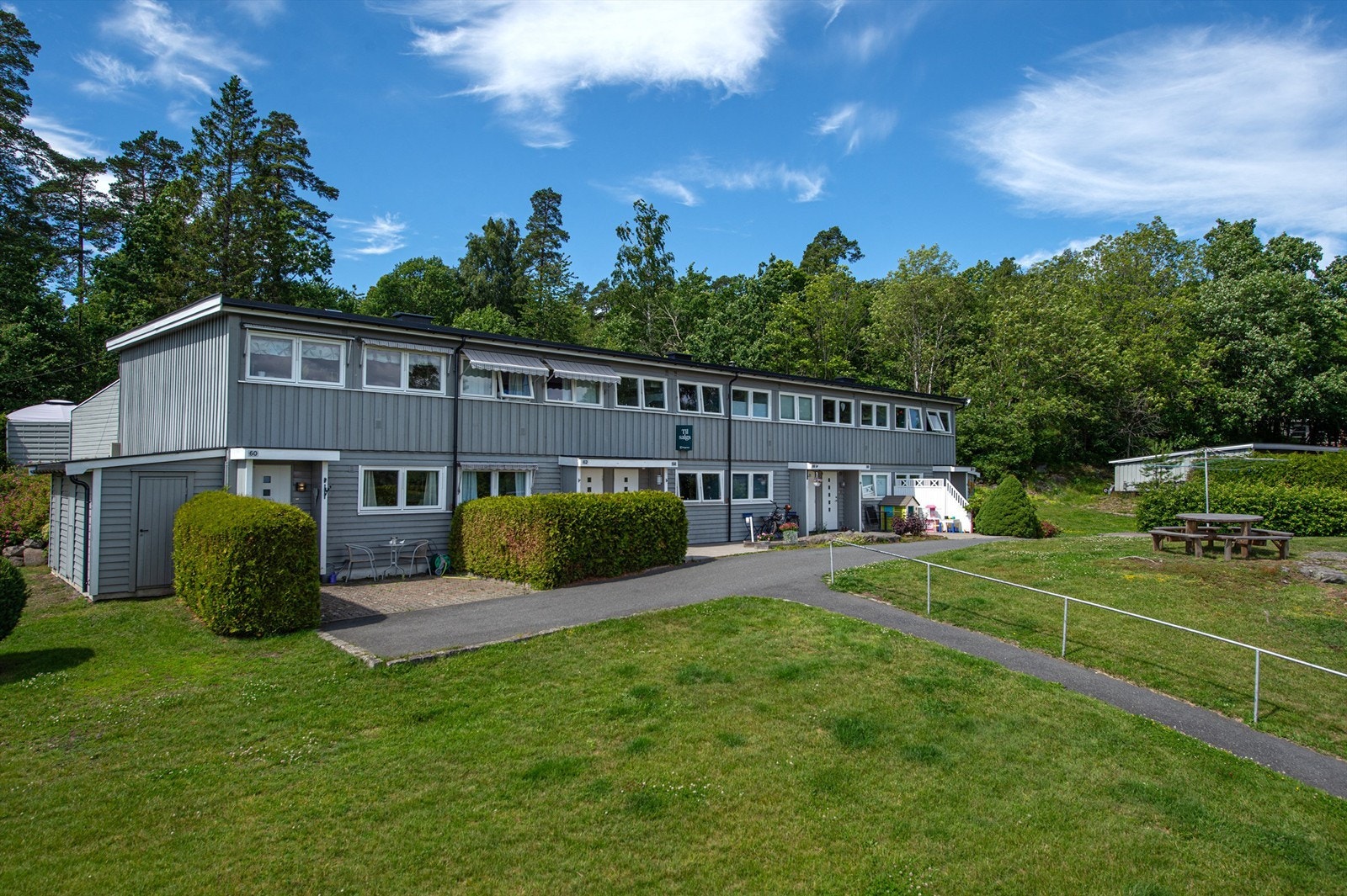 Boligen disponerer garasje i felles rekke. Det er mulig å kjøre frem til inngangspartiet, for enkel av- og pålessing. Galleribilde