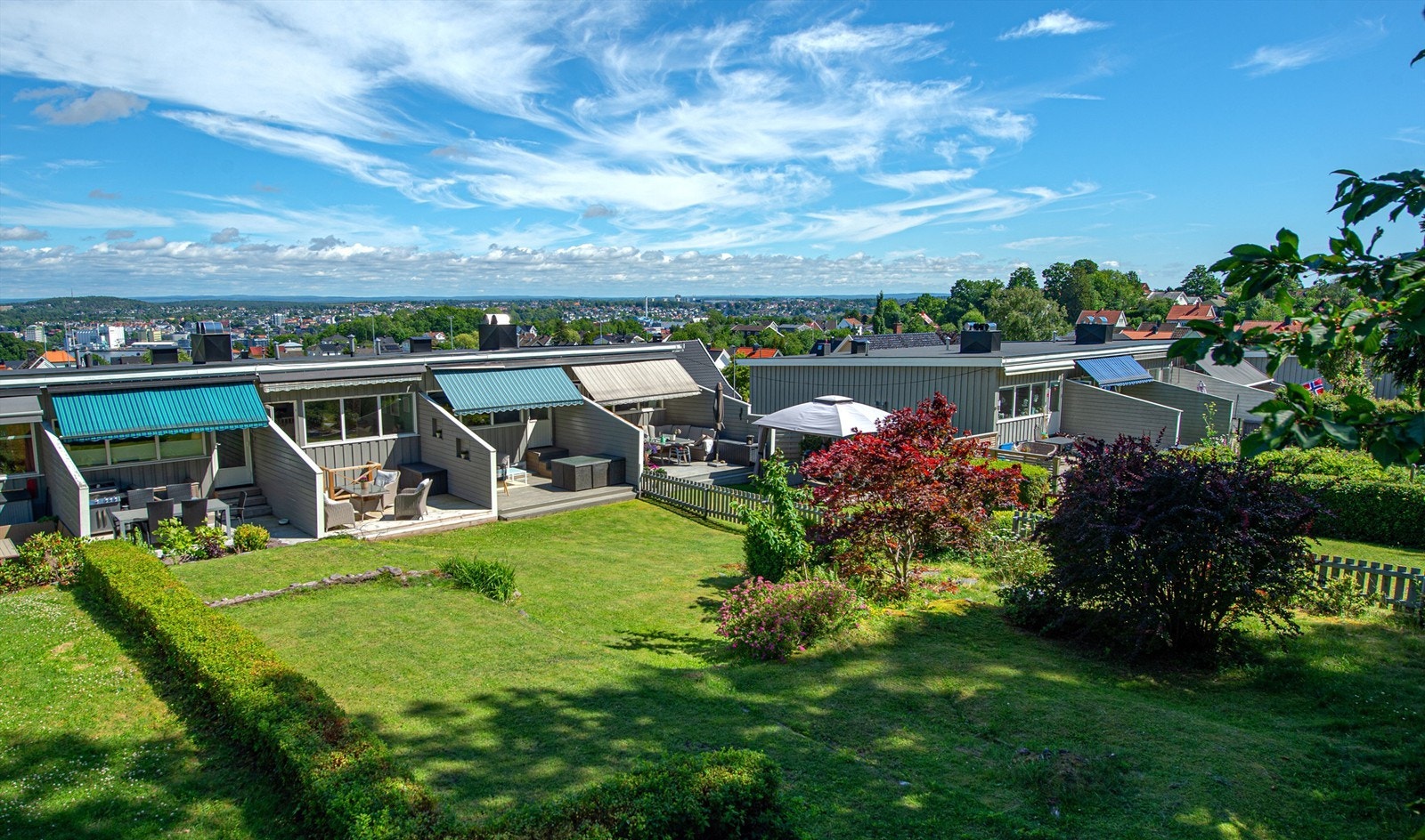 Rekkehuset er tilbaketrukket inntil skogkanten, helt øverst på Bellevue. Galleribilde