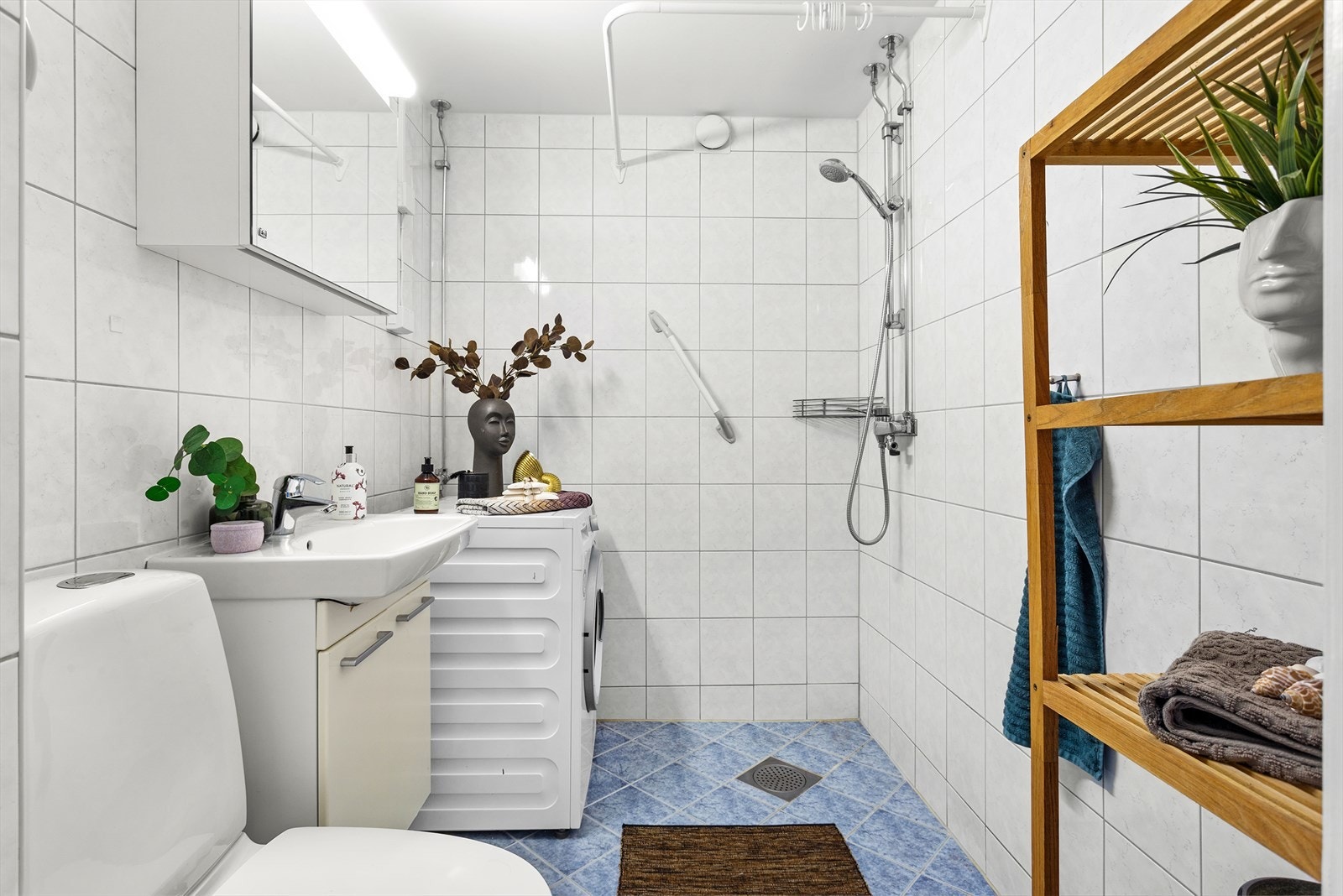 Badet er rehabilitert i regi av borettslaget i 2009. Flislagt baderom med elektriske varmekabler i gulv og malt himling. Galleribilde