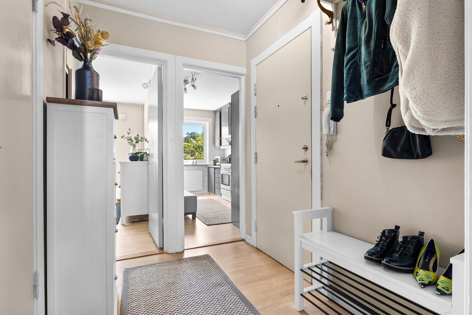 Her er det god plass til å henge fra seg yttertøy. Galleribilde
