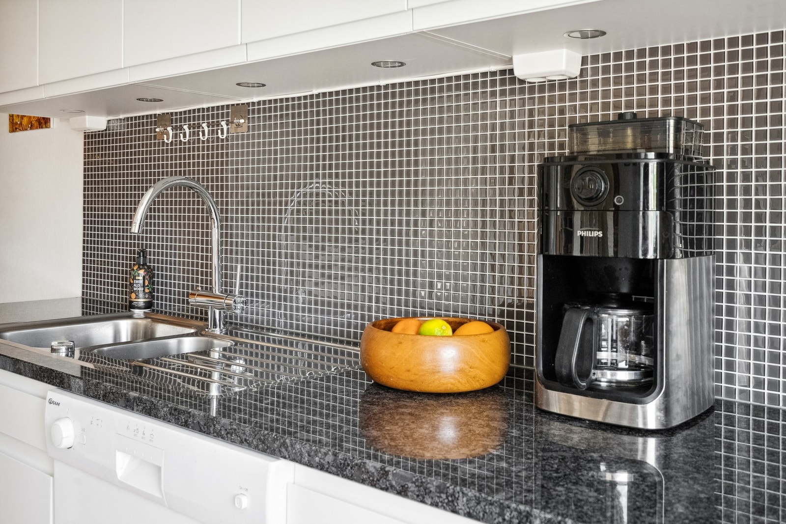 Benkeplaten er i granitt. Galleribilde