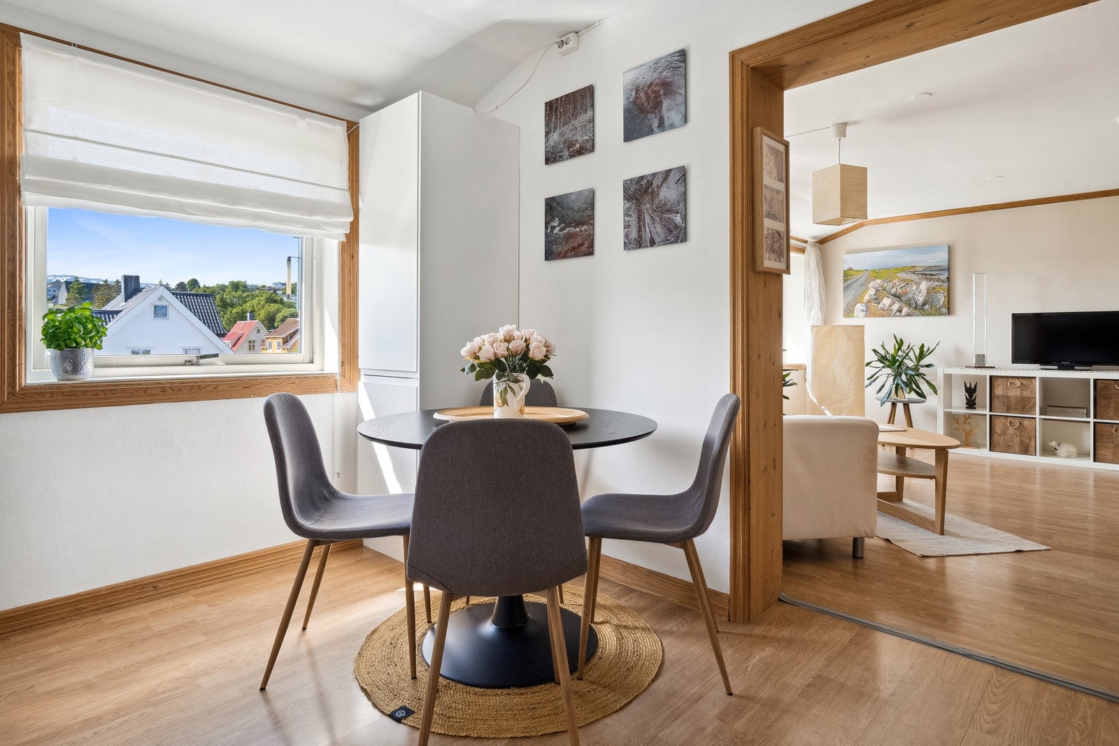 God plass til spisebord på kjøkkenet. Galleribilde