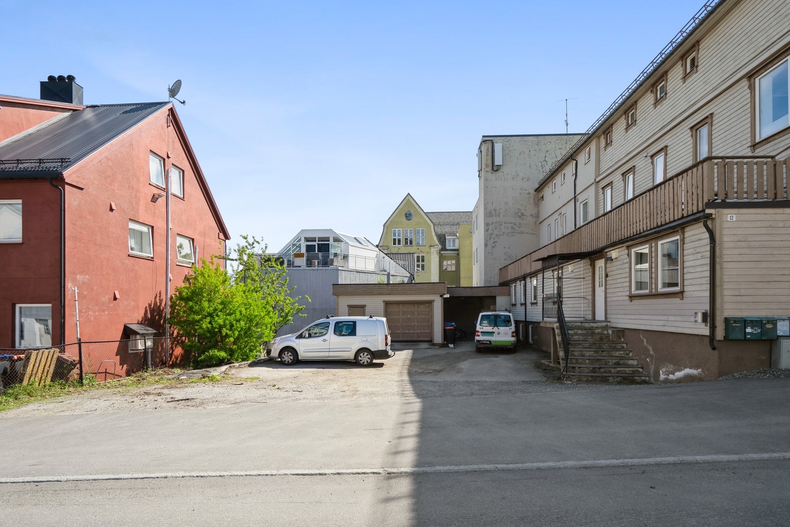 Tildelt parkeringsplass for denne leiligheten er på denne siden Galleribilde