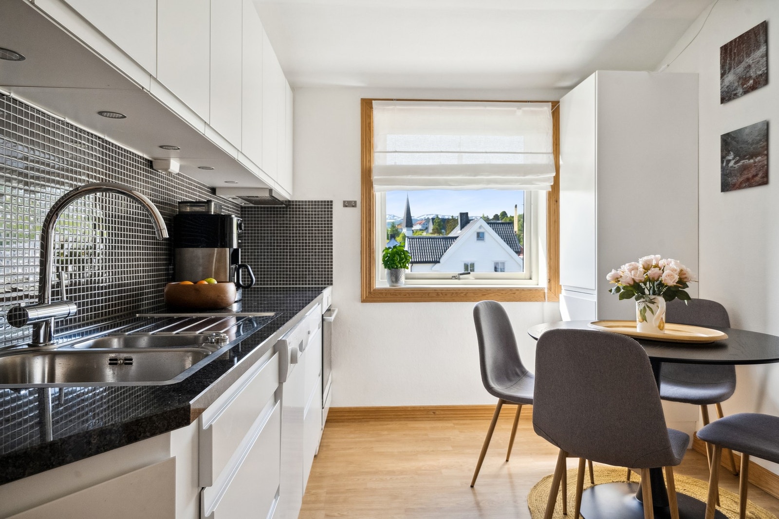 Komfyr og oppvaskmaskin følger med Galleribilde