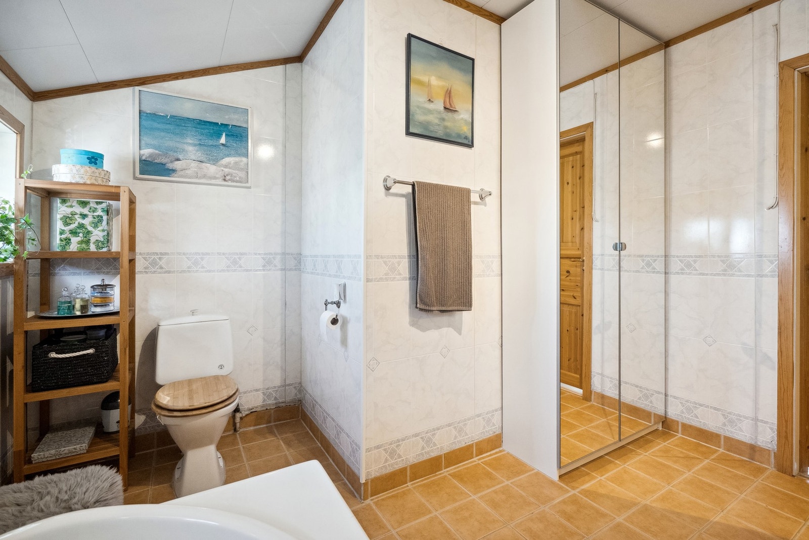 Stort garderobeskap også på badet Galleribilde