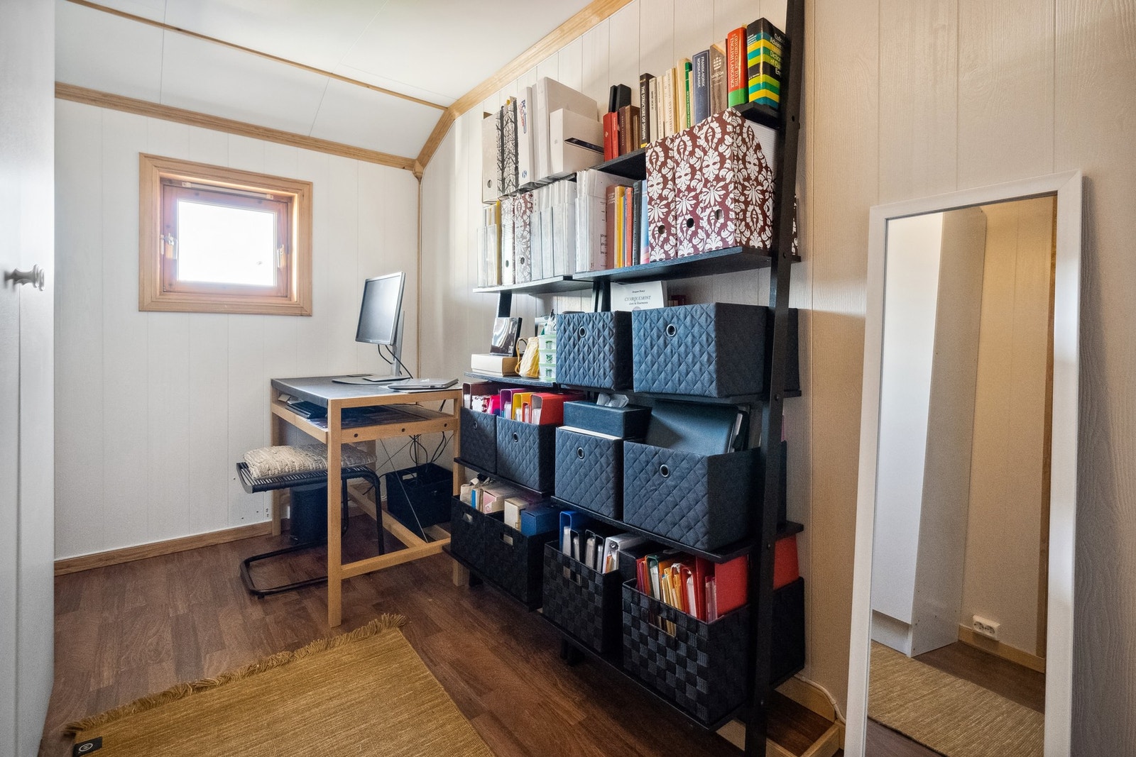 Selger bruker rommet også til kontor Galleribilde