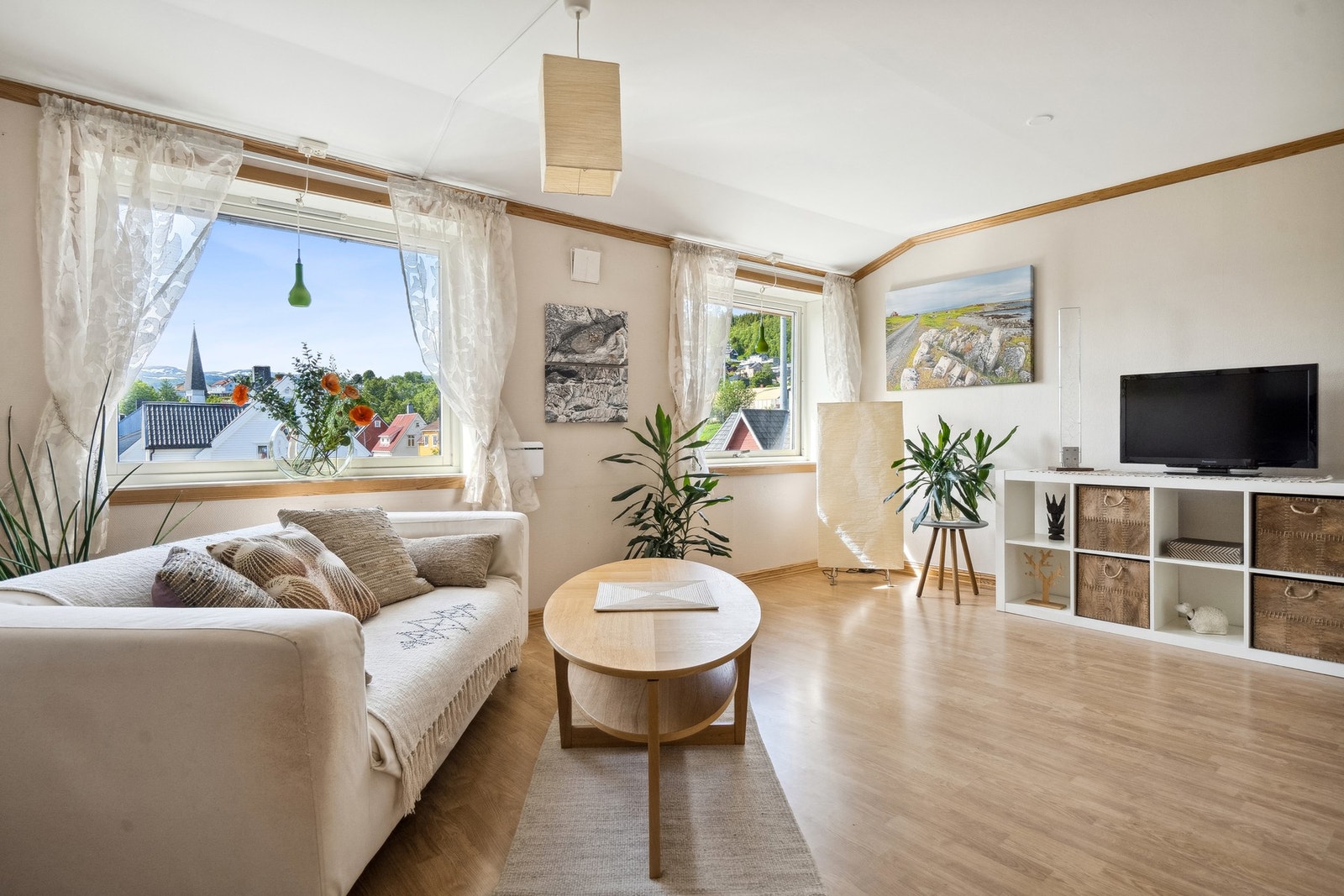 Romslig stue med gode vindusflater Galleribilde