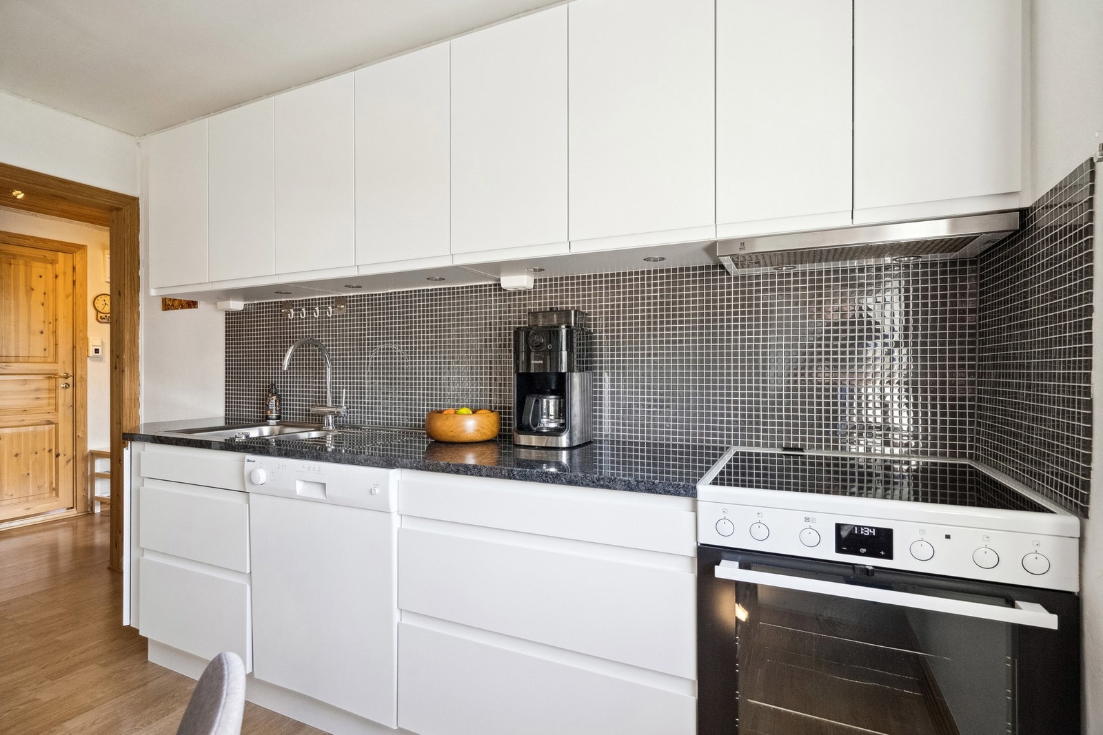 Hvite slette fronter og spotter under skap. Galleribilde