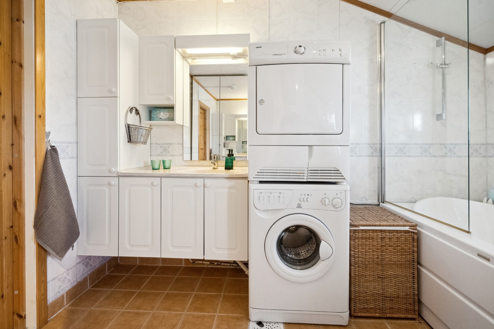 Badet har god størrelse og opplegg for vaskemaskin og tørketrommel. Galleribilde