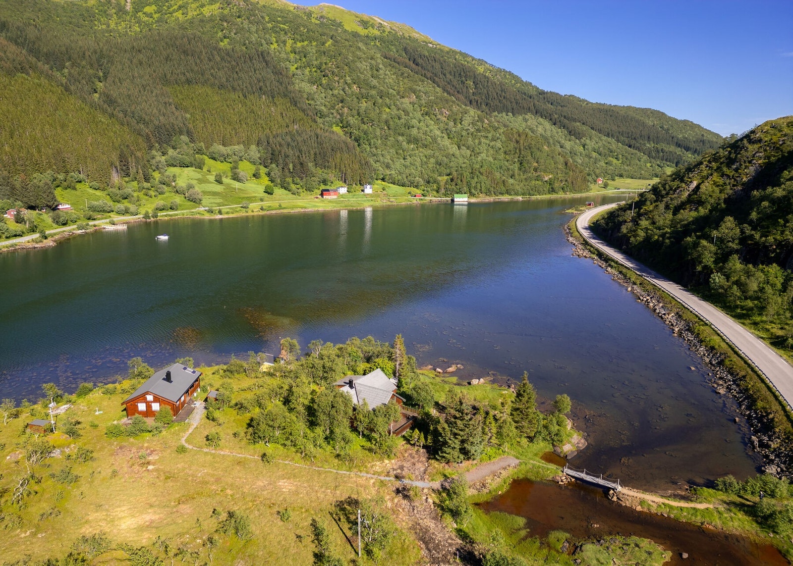 Det er ca. 23 minutter å kjøre til Sortland, med de fleste fasiliteter man skulle trenge Galleribilde