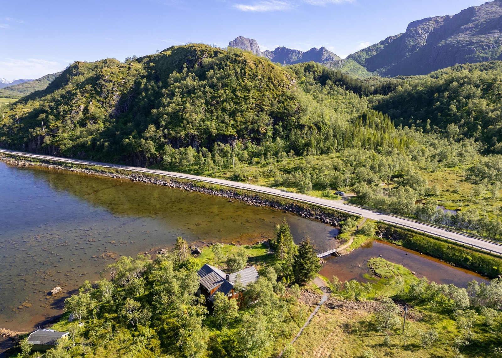 Nærområdet byr på gode turmuligheter i skog og fjell Galleribilde