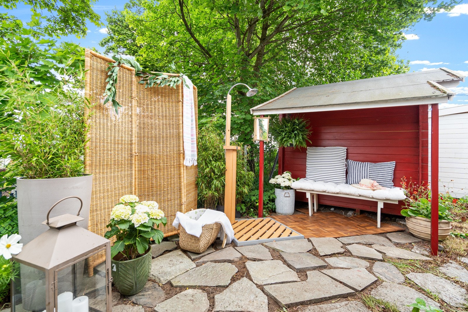 På andre siden av boligen er det lagt opp til et skjermet område for blant annet utedusj Galleribilde