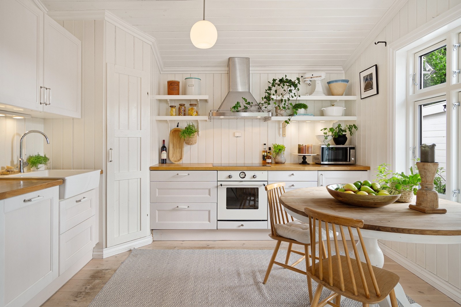 Delikat og pent kjøkken med heltre fronter og eget, lite spiskammers i hjørnet! Galleribilde