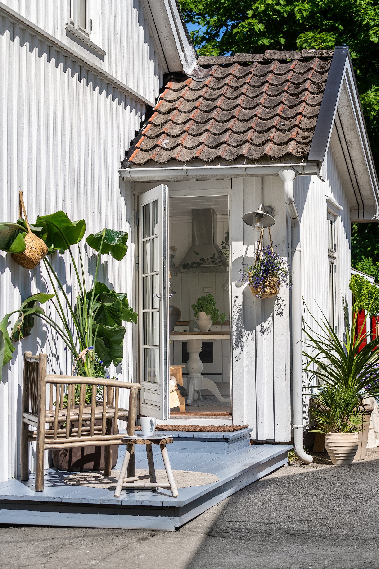 Biloppstillingsplass ligger praktisk til utenfor kjøkkeninngang Galleribilde