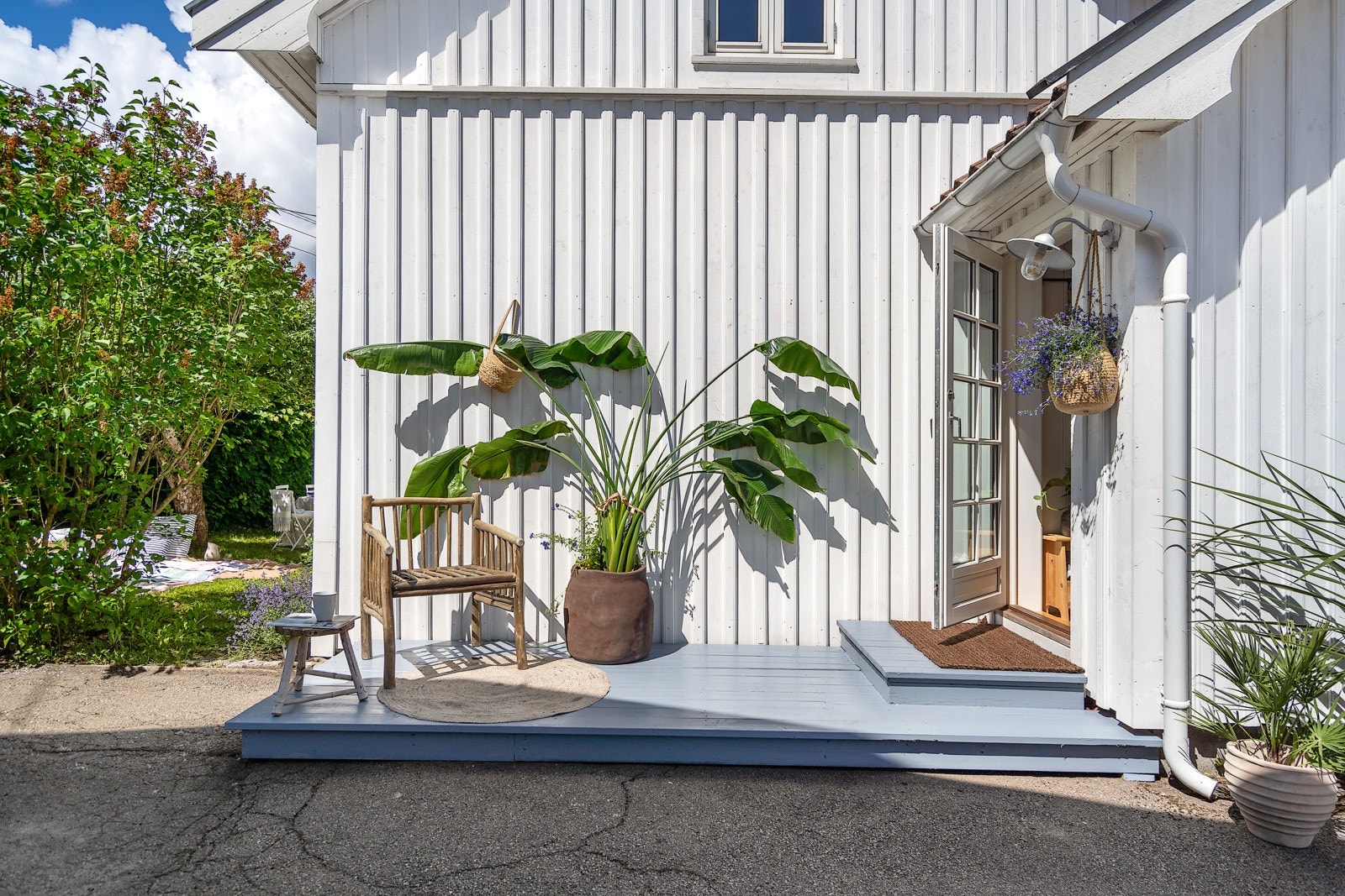 Adkomst/inngangsparti ved kjøkkenet har en fin uteplass mot syd Galleribilde