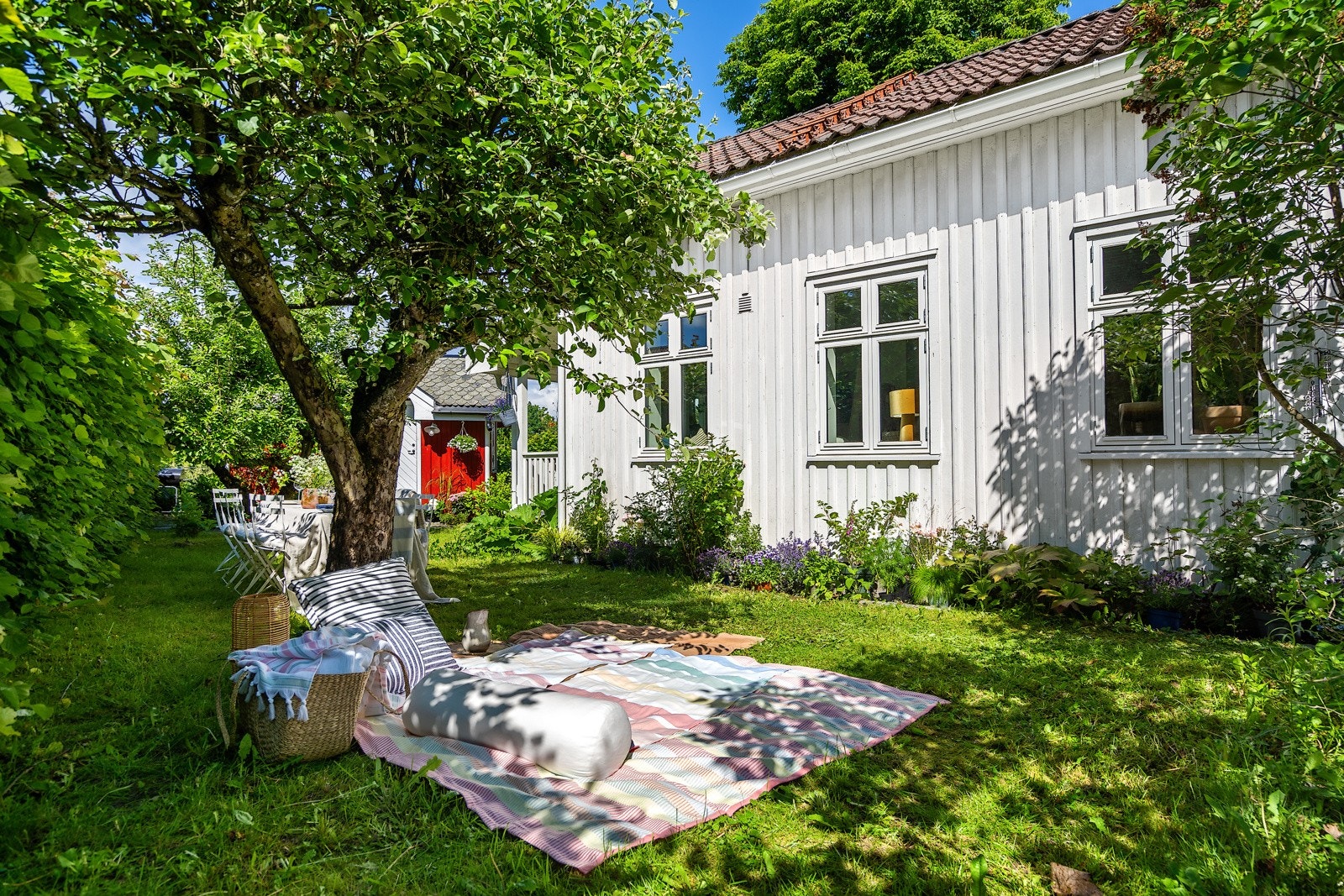 Klassisk "eplehage" med akkurat passe god plass - nyt sommeren i frodige omgivelser! Galleribilde