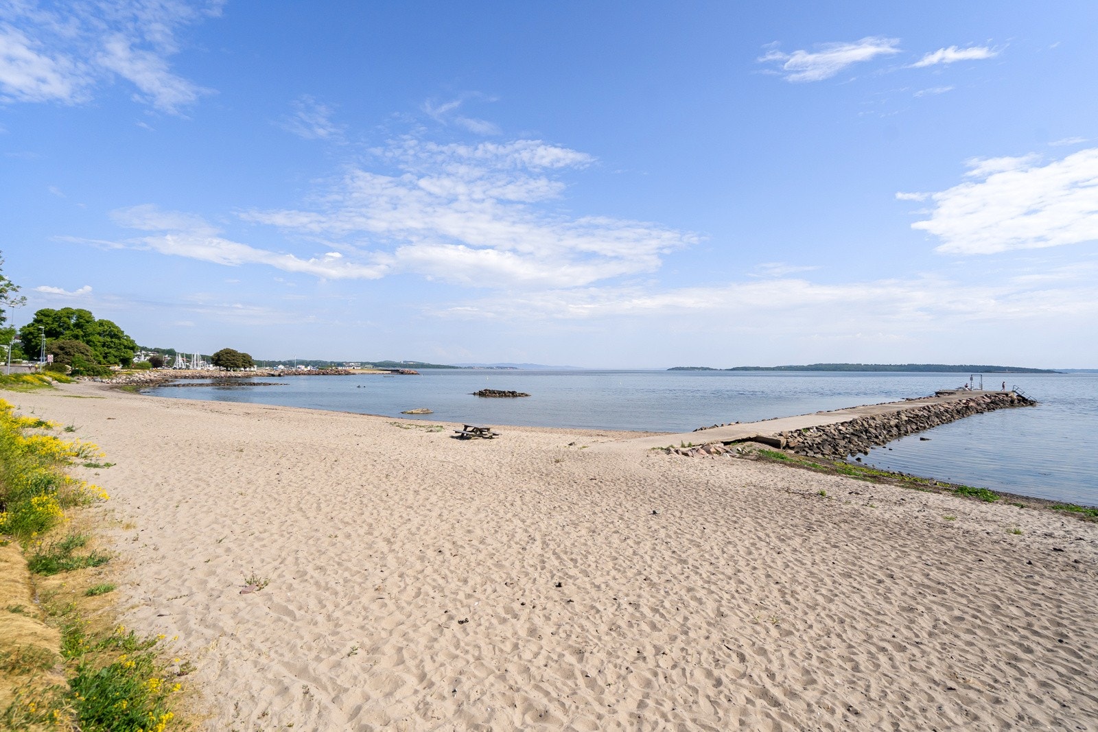 Stranda og bademoloen er kun få minutters gange fra eneboligen Galleribilde