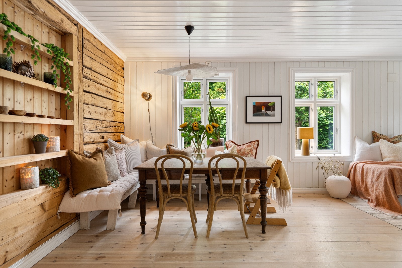 Plass til mange til bords i dette flotte oppholdsrommet Galleribilde