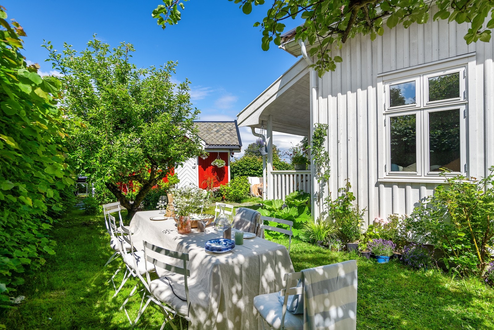 Her kan du ha sommerfesten, vennelag eller familiebursdager ute i denne nydelige hagen! Galleribilde
