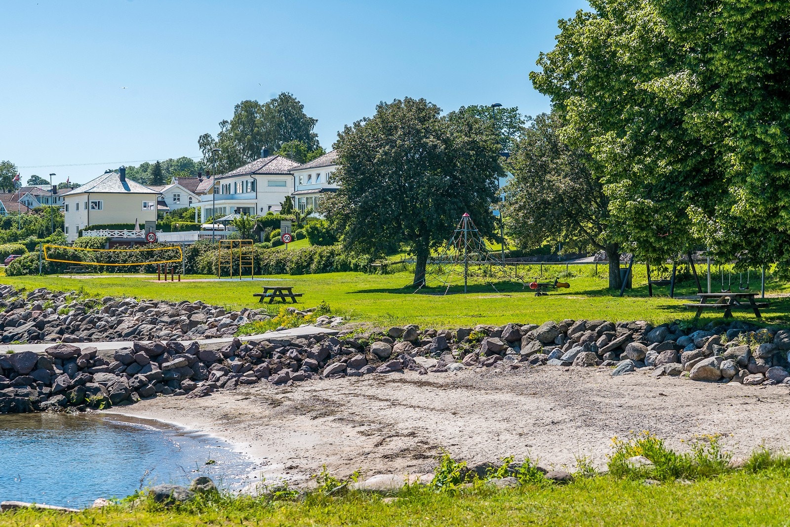 Lekeplass nede ved stranda Galleribilde