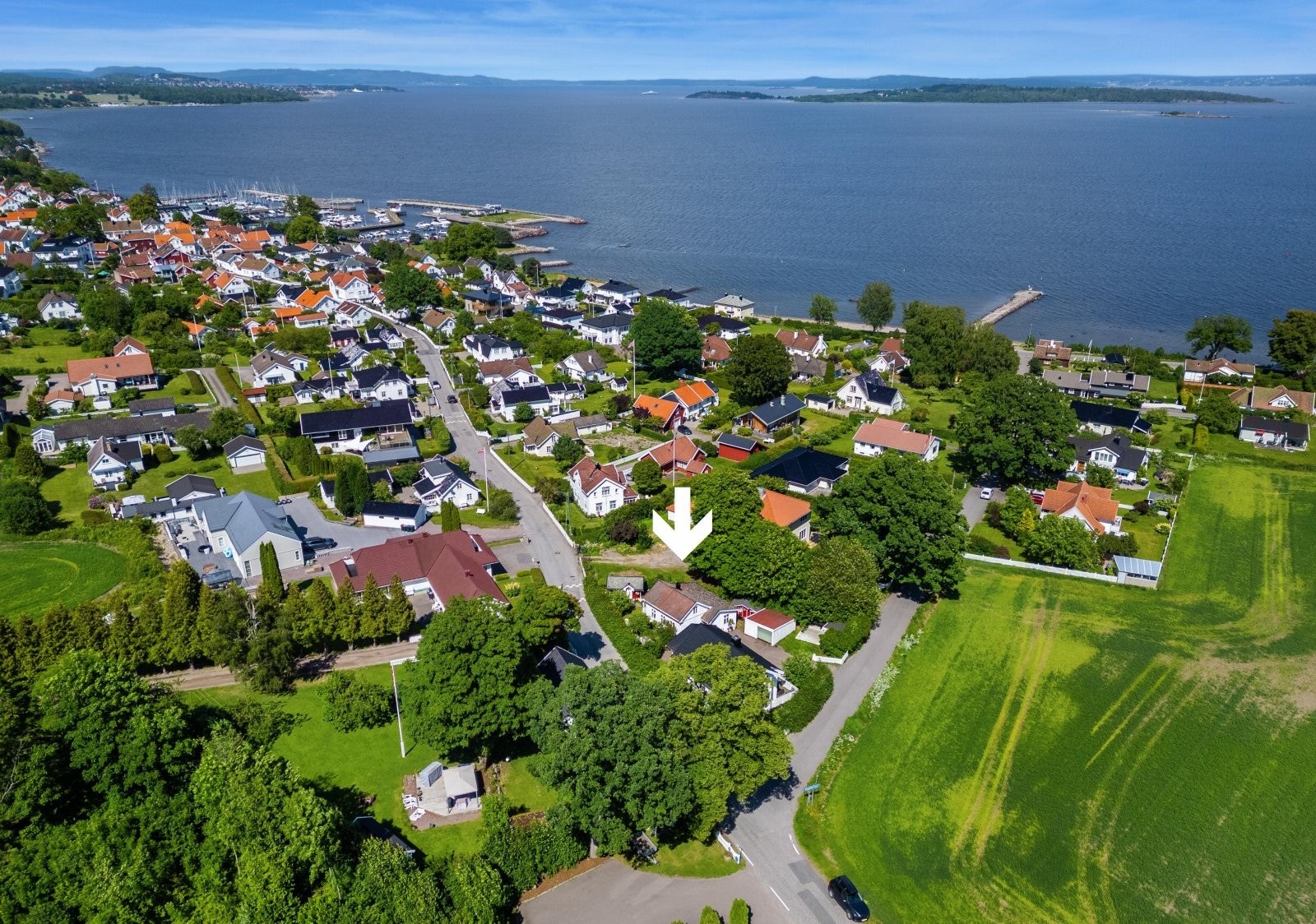 Eiendommen ligger svært flott til med gangavstand til alt i byen Galleribilde