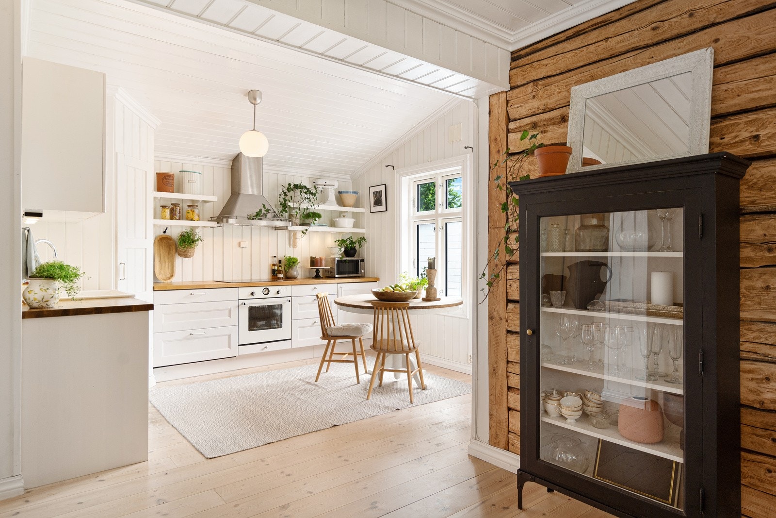 Åpen løsning mot stua - legg merke til det eksponerte tømmeret! Galleribilde