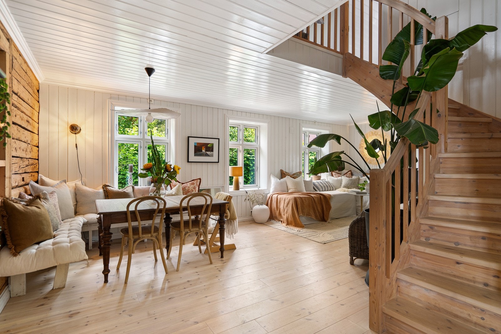 Stor og svært lys stue med et fantastisk atmosfære - her vil du garantert trives! Galleribilde