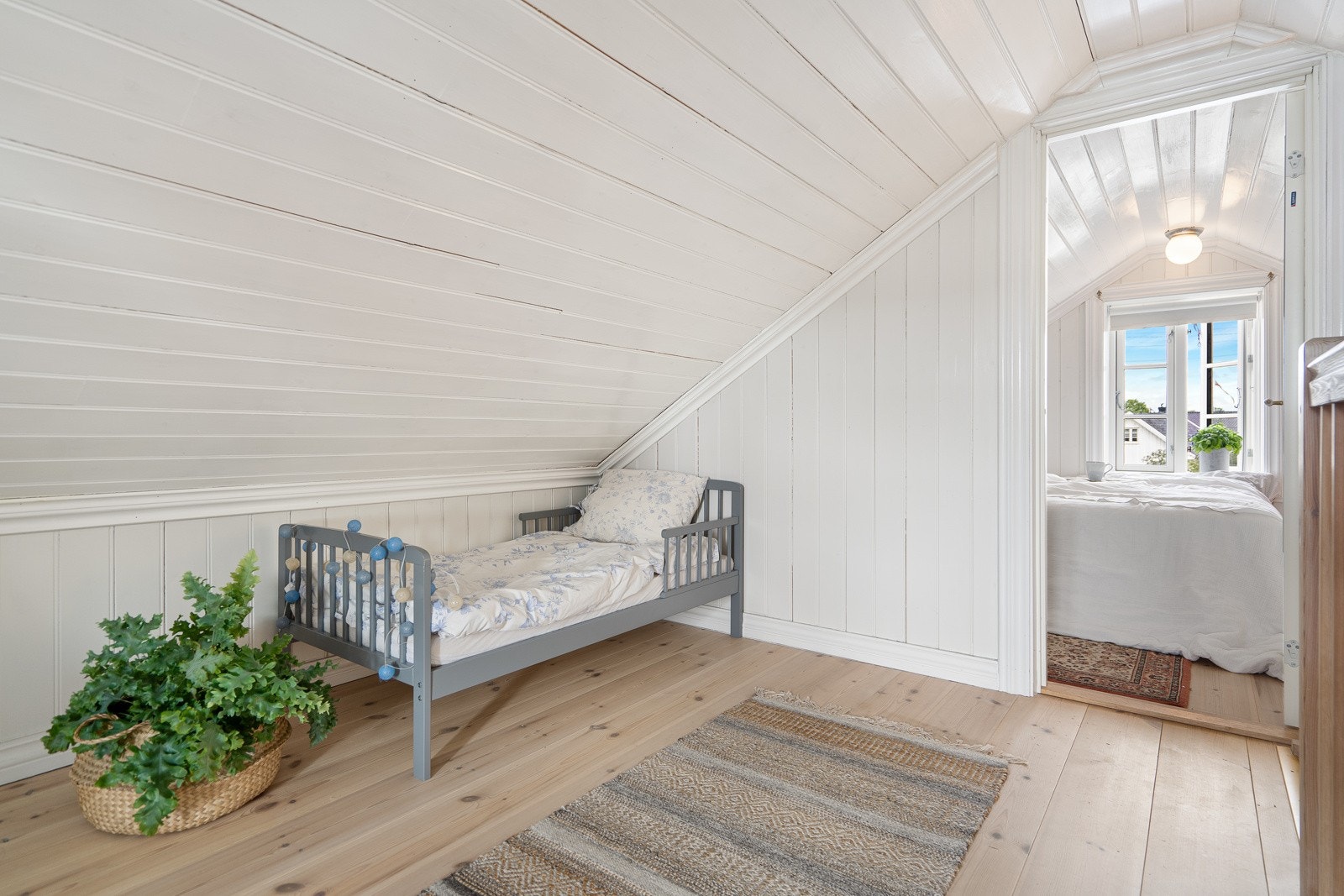 Loftet er meget hyggelig innredet med flere sengeplasser Galleribilde