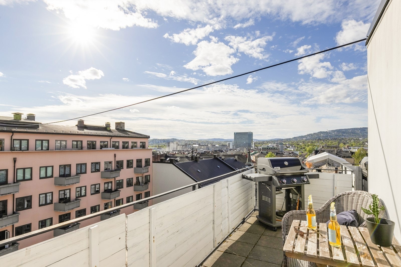Stor felles takterrasse med sol fra morgen til kveld Galleribilde