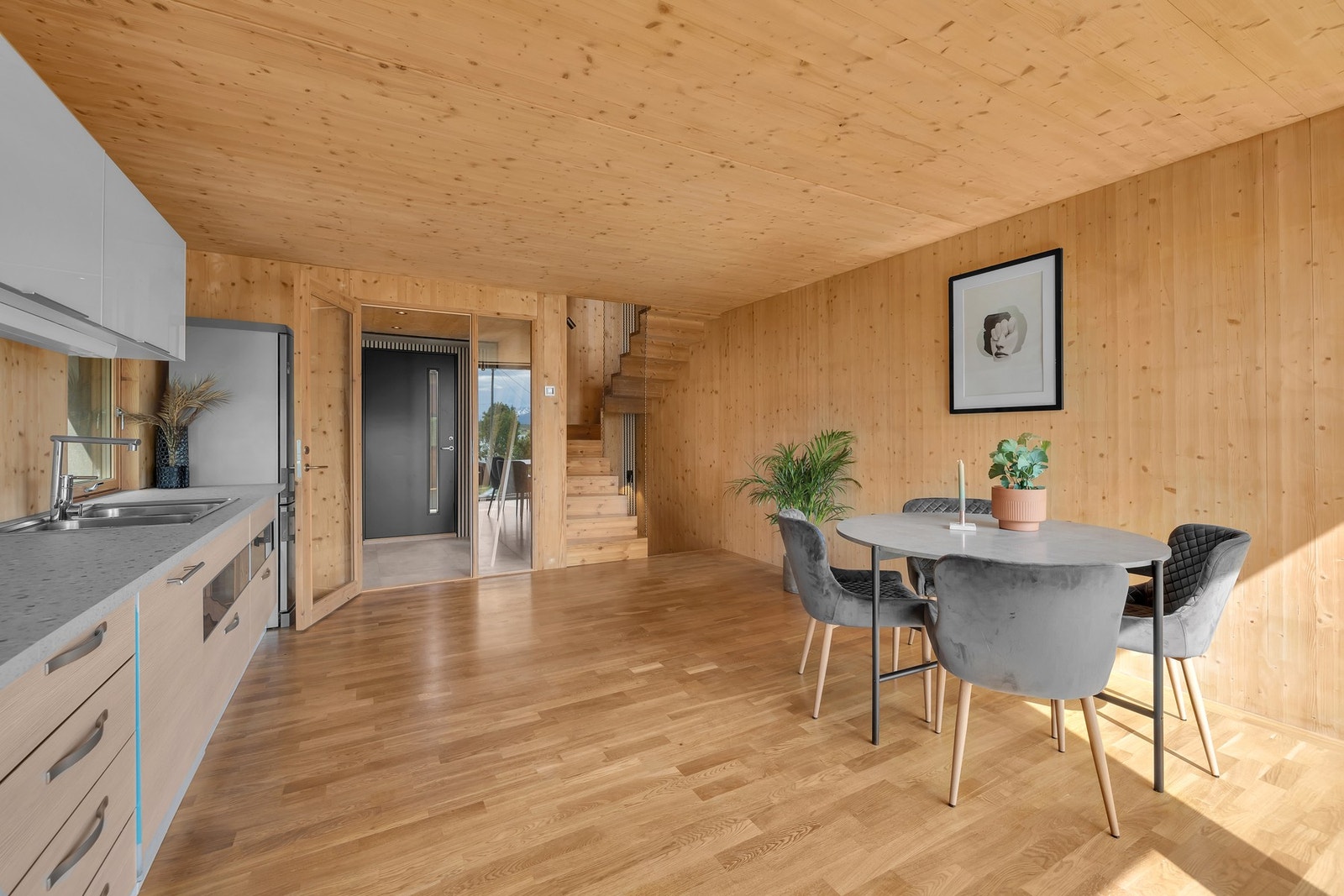 Dette er et flott og praktisk innredet allrom med kjøkken i kombinasjon med spisestue. Galleribilde