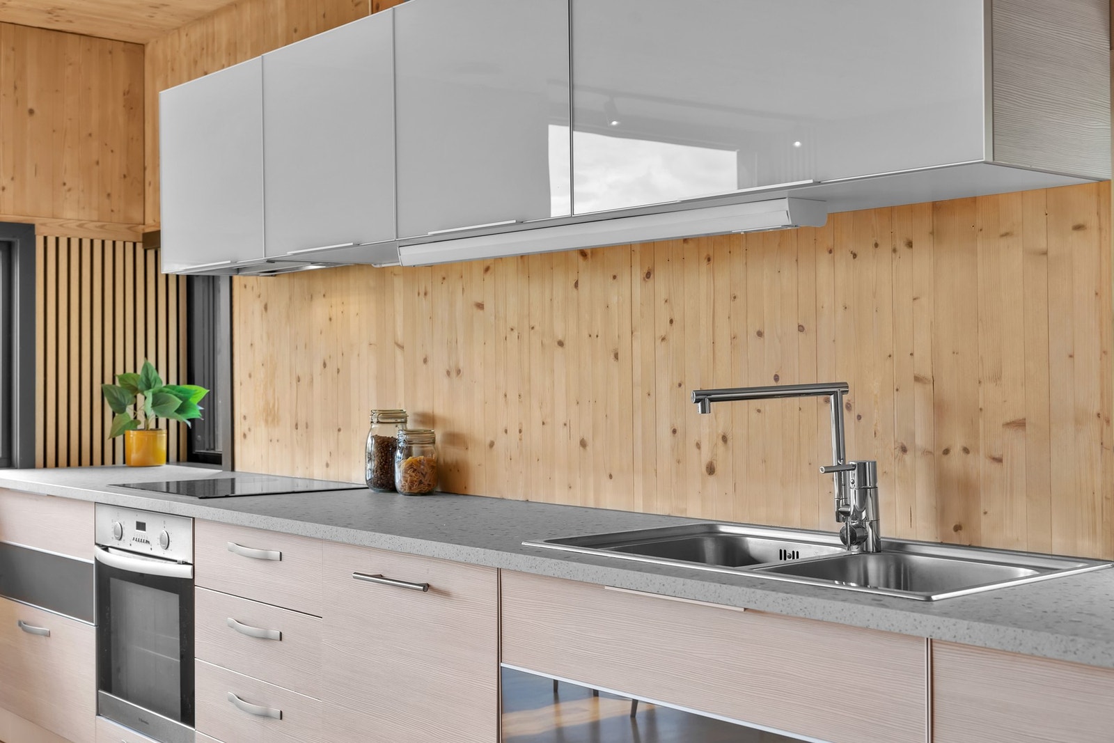 Pent kjøkken med god skapplass. Galleribilde