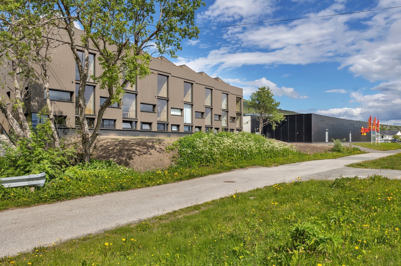 Sentral plassering med kort vei til bussholdeplass. . Galleribilde