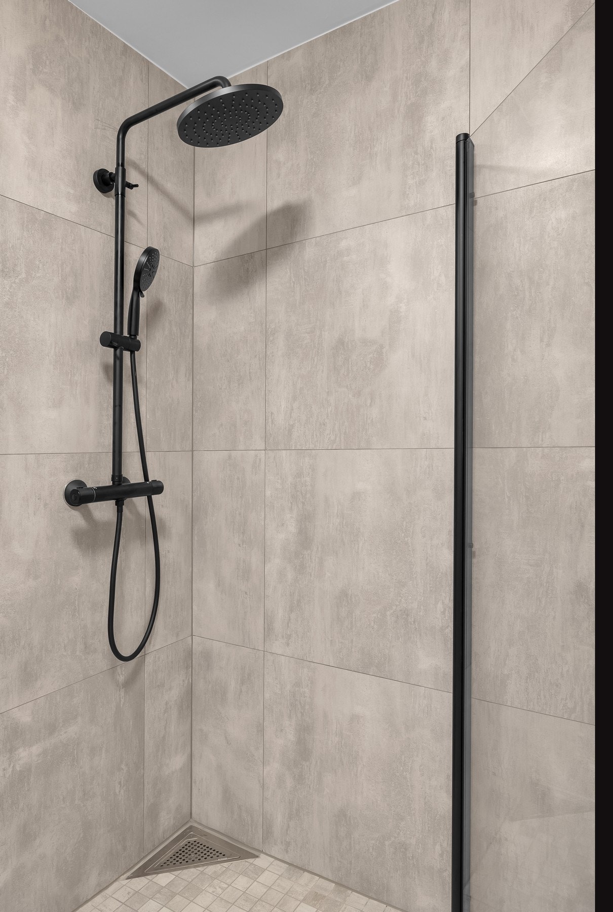 Flislagt dusjnisje med glassvegg. Galleribilde